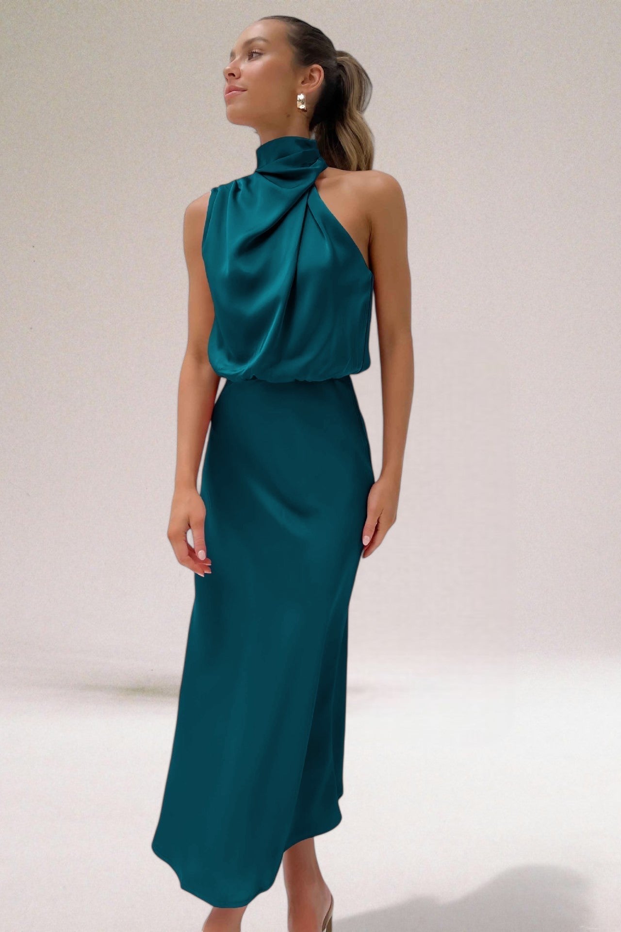 NOFS™ | Glamorous satin dress with halter